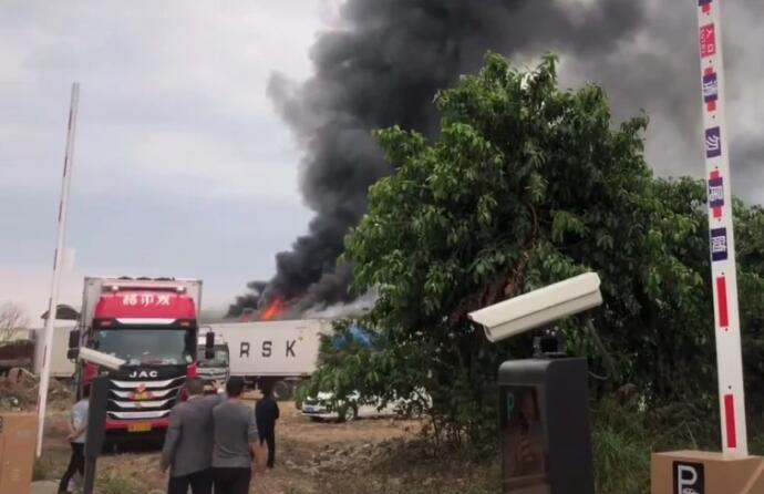 广东东莞大岭山一工业园冷库发生起火事故