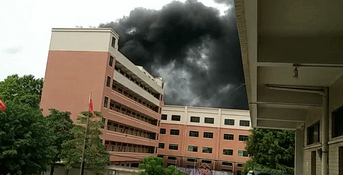广东东莞一厂房发生火灾事故，现场黑烟漫天