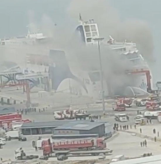 山东威海一轮船发生爆炸起火事故，现场黑烟漫天
